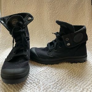 Palladium Women’s Canvas high Top Hiker’s NEVER WORN